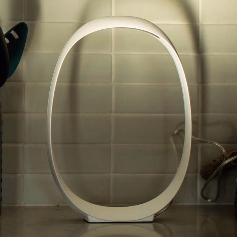 Foscarini Lampada da tavolo di design Anisha, dimmerabile, Bianco / Opale, Soggiorno / Sala da pranzo, Plastica, Design, Lampada da tavolo
