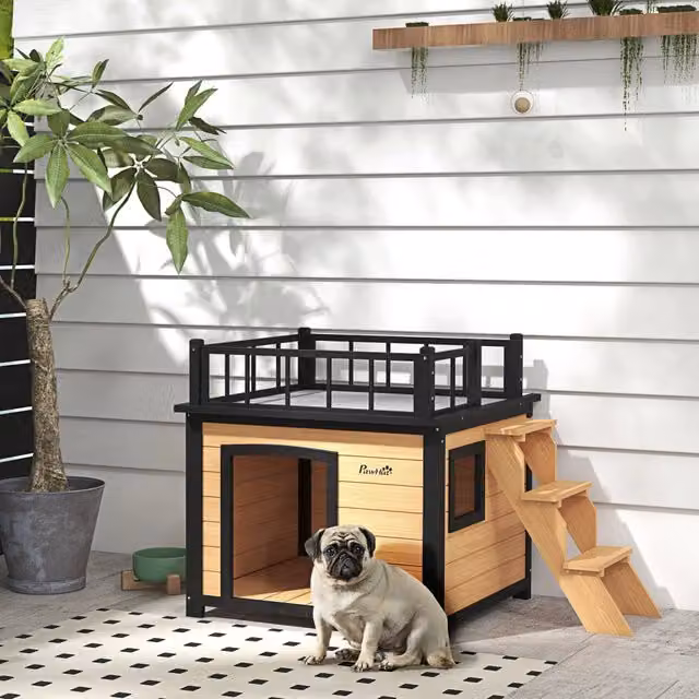 Casetta per cani OKWISH in legno di abete massello giallo con balcone, scala e pavimento rialzato, L: 121 cm, P: 77 cm, H: 78 cm