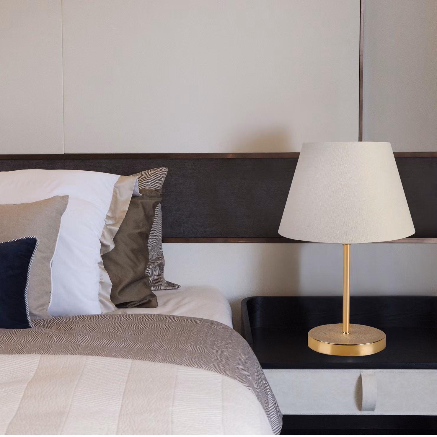 Opviq, lampada da tavolo di alta qualità color crema, altezza 37 cm, diametro 22 cm, gambe in metallo, attacco E27, max. 40 W, IP20 | Design elegante per hotel e abitazioni moderne.