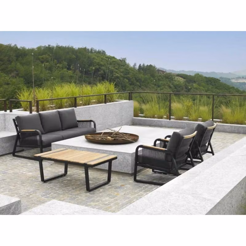 Set da salotto da esterno Vacchetti Idaho con divano 3 posti in alluminio antracite, corda e cuscini grigi e tavolo con top in legno di teak – 2