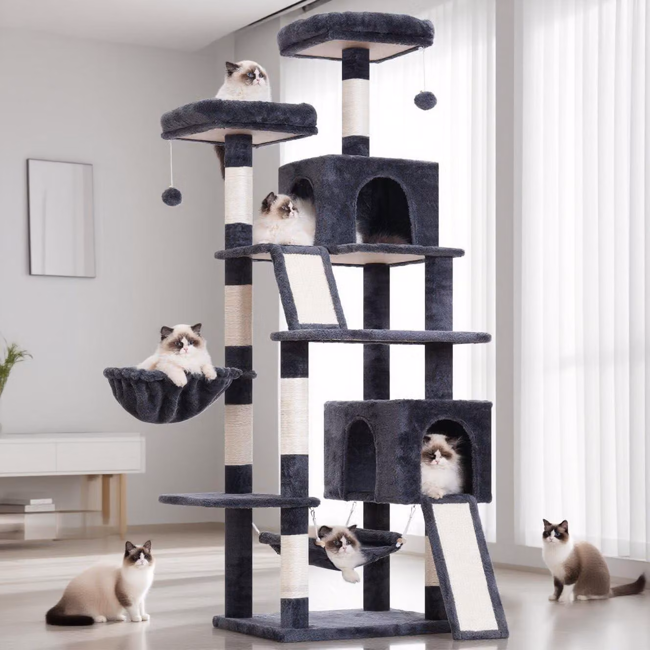 Albero per gatti con diverse colonne per graffiare e piattaforme