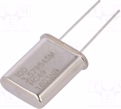 1 x Risonatore: Quarzo 30pF 3,579545MHz 20ppm, montaggio a foro passante (THT), modello HC49 LFXTAL003056, confezione sfusa. Risonatore al quarzo