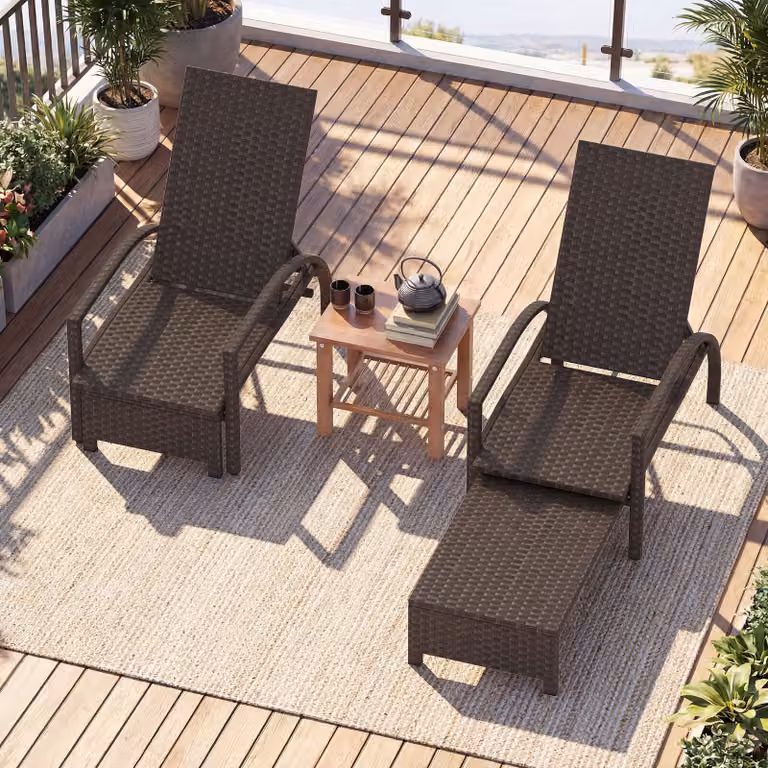 Set di 2 lettini prendisole pieghevoli da giardino Costway in rattan marrone con schienale regolabile e poggiapiedi