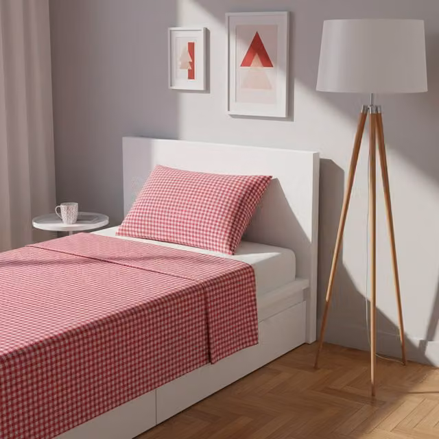 Parure letto singolo Young Kasanova in cotone rosso con quadretti, composta da lenzuolo piano e federa, 90x200 cm