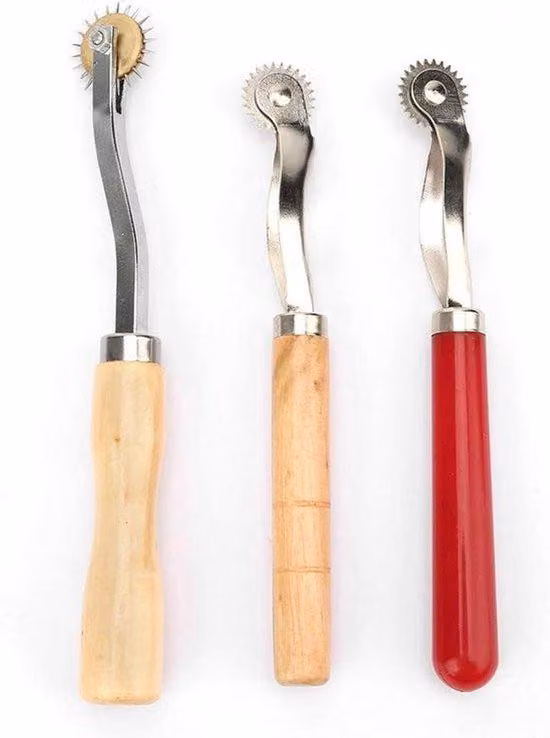 Kit professionale per cucire: rocchetto per filo, rocchetto di tracciatura, materiali: pelle, tessuto, carta; ago per cucire, affilatore per aghi; adatto a tutti i materiali; set di 3 rocchetti di tracciatura; utensile per la produzione, strumento per il
