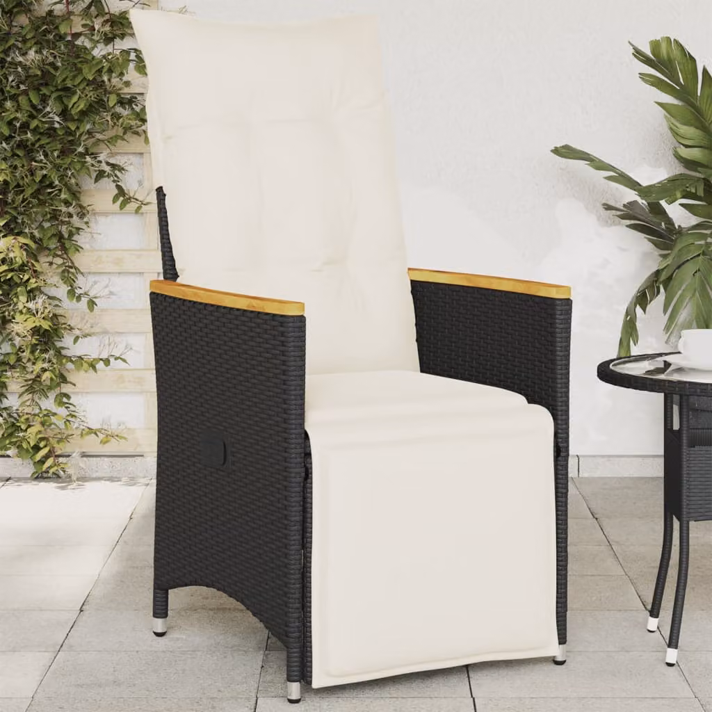 Sedia da giardino reclinabile vidaXL in rattan e legno di acacia oliato con cuscini, colore nero e bianco