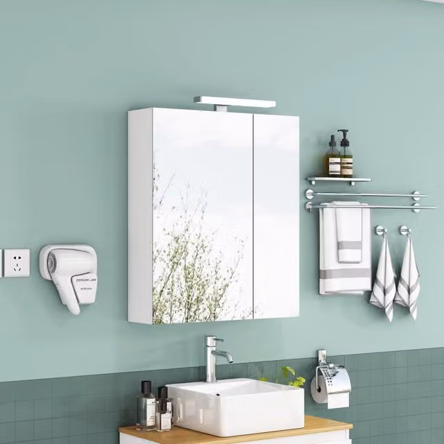 Mobiletto da bagno a parete bianco da 60 cm con specchio, ante asimmetriche, illuminazione a LED e presa elettrica, ripiani in vetro regolabili in