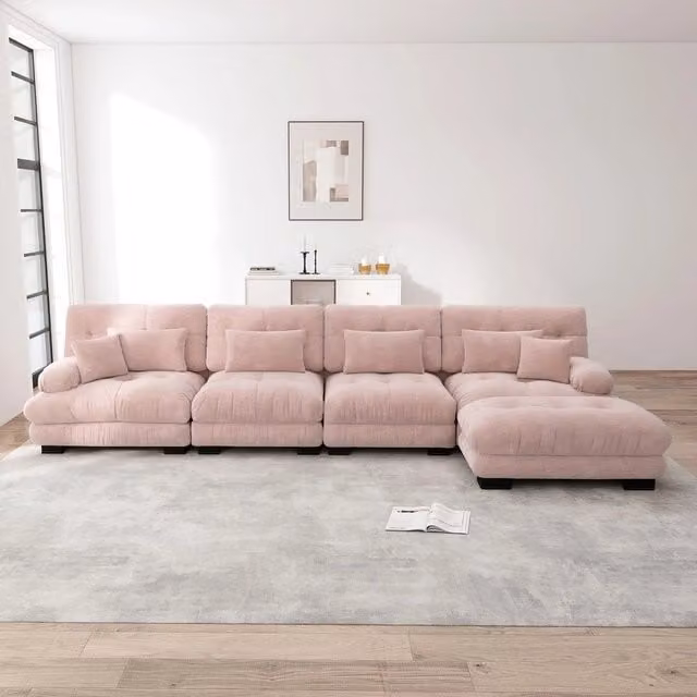 Divano angolare Minimal da 4 posti con poggiapiedi coordinato in tessuto chenille rosa, reversibile e moderno per il tuo soggiorno