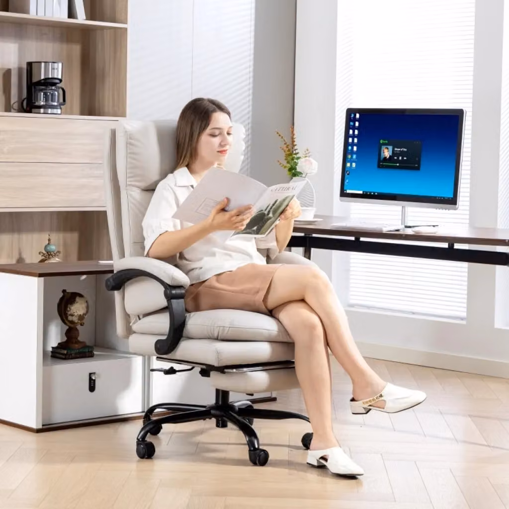 Sedia da ufficio moderna in similpelle grigio chiaro e bianco, reclinabile e regolabile in altezza con braccioli e ruote, L: 66 cm, P: 60 cm, H: 113-121 cm – 2