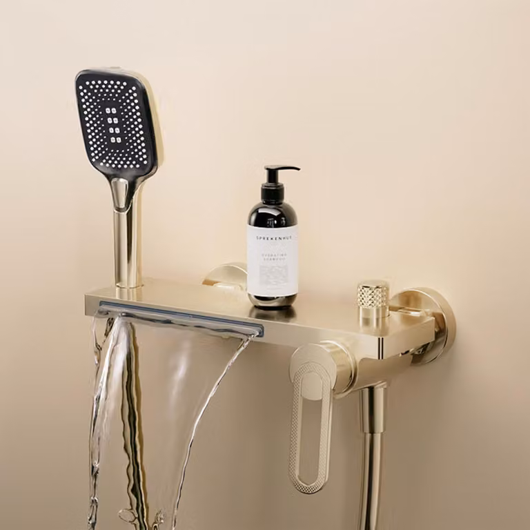 Miscelatore da bagno in ottone con doccetta manuale, 3 tipi di getto, effetto cascata, montaggio a parete, finitura dorata