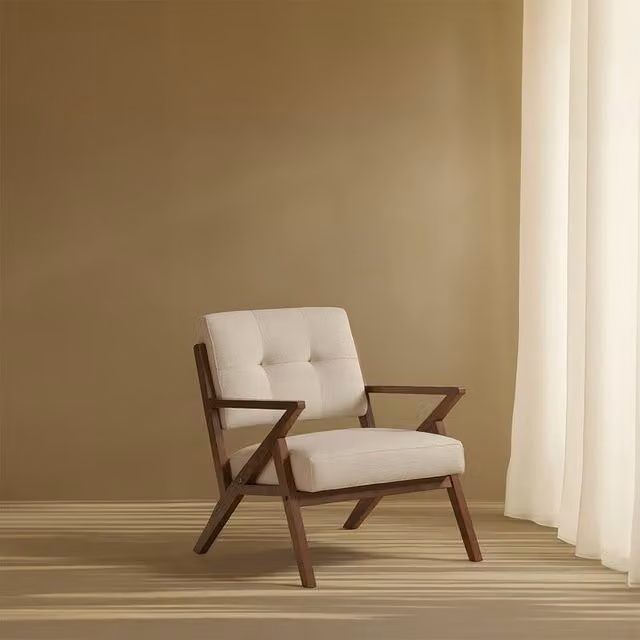 Poltrona Capria Banak in legno di hevea con seduta beige e finitura noce