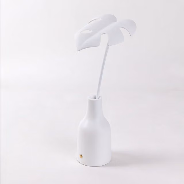 Lampada da tavolo ricaricabile Leaf di Seletti, colore bianco, con tecnologia LED e controllo touch