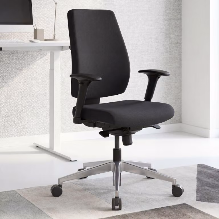 Sedia da ufficio FineBuy DARIUS nera con rivestimento in tessuto; sedia da scrivania di design con meccanismo sincronizzato e braccioli; sedia girevole ergonomica con portata massima di 120 kg
