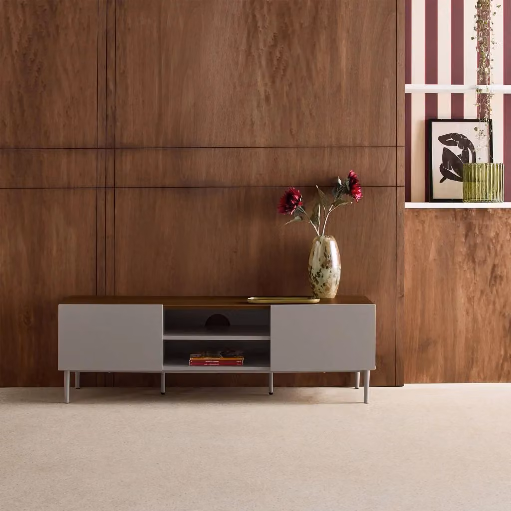 Mobile TV moderno Sweeek in metallo e legno con 2 ante, grigio e beige, L: 140 cm, P: 40 cm, H: 44 cm – 2
