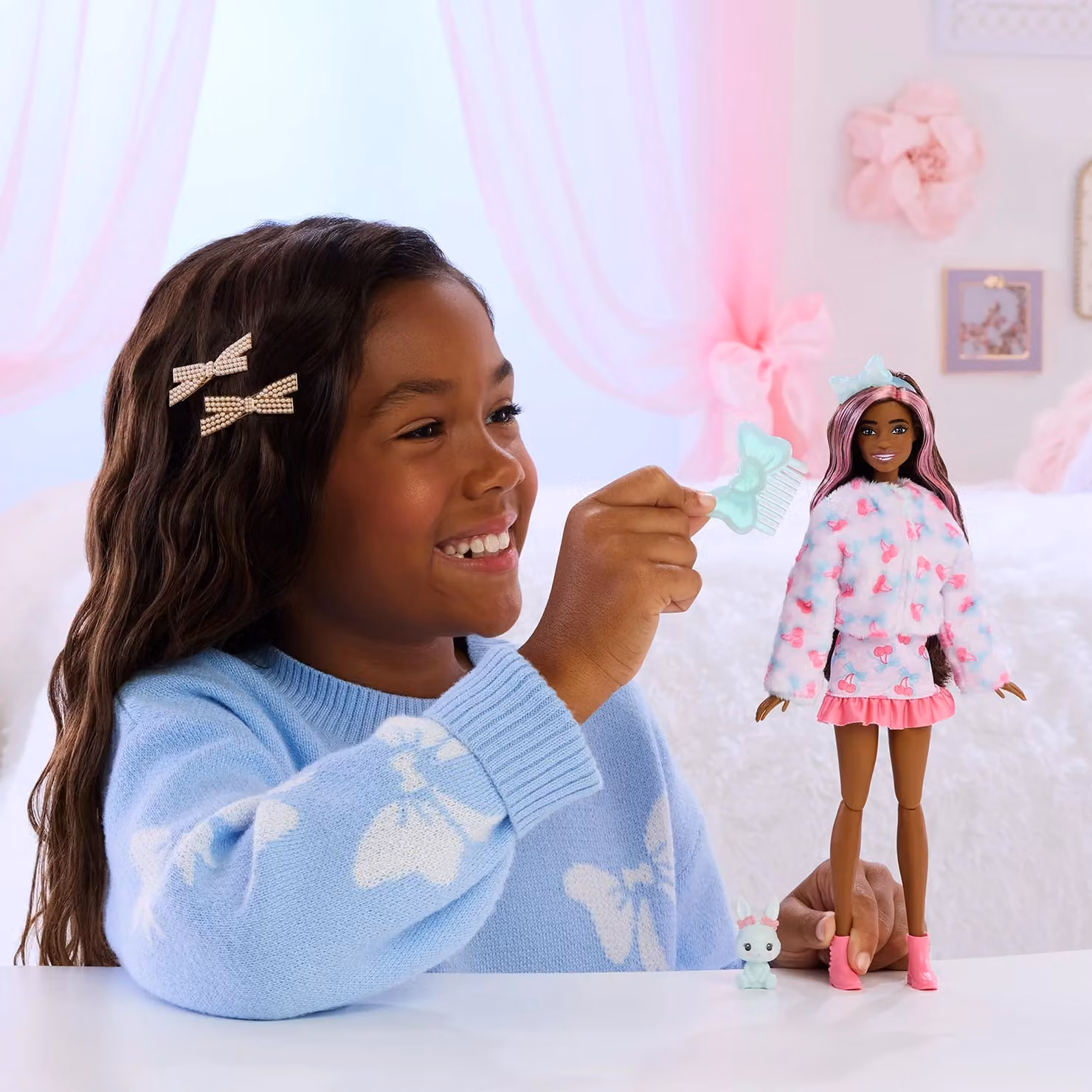 Mattel Barbie Cutie Reveal Serie Cuddly Bambola Rosa con Costume e 10 Sorprese – 1