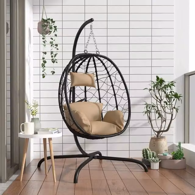 Poltrona sospesa a uovo con cuscino in polyrattan e acciaio color tortora, H 195 x L 106 x P 103 cm