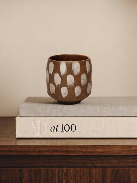 Piccola lampada da tavolo Masai Kenay Home in ceramica bianca e marrone con design astratto e forma rotonda – 1