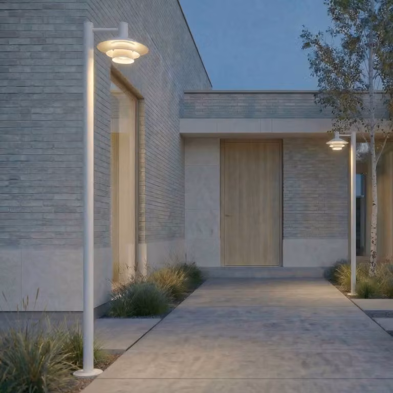 Lampada LED da esterno Lucande Montaro, bianca, 220 cm, IP54 Montaro, Bianco / Opale, Alluminio, Moderno