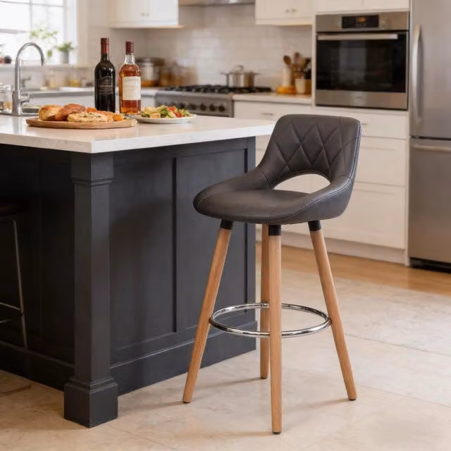 Sgabello da bar Mivray in similpelle grigio con gambe in legno e schienale, altezza seduta: 68 cm
