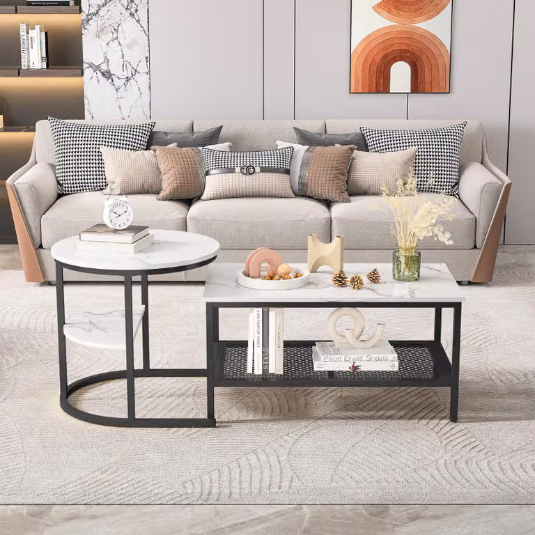 Tavolini rettangolari e rotondi in marmo bianco con struttura in metallo nero, dal design moderno ed elegante.