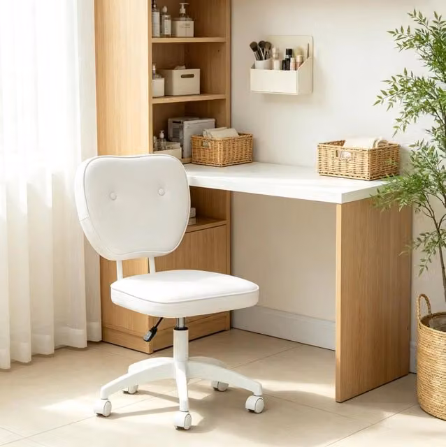 Sedia da ufficio bianca in poliuretano con schienale medio, altezza regolabile 82-92 cm, rotazione a 360°