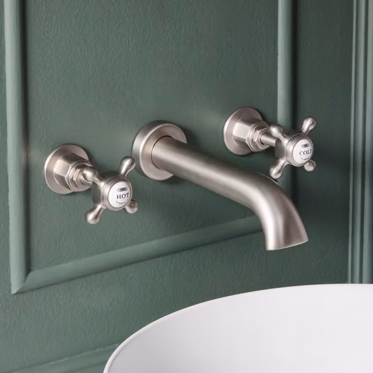 Hudson Reed Elizabeth -  Rubinetto Miscelatore Lavabo a 3 Fori Murale Stile Tradizionale con Maniglie a Croce - Cromato e Bianco