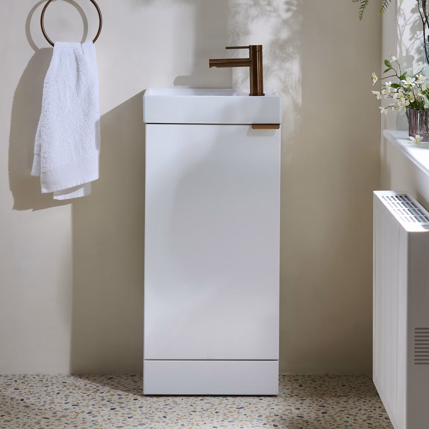 Mobile Bagno a Terra Bianco da 400mm con Lavabo e Maniglia con Impugnatura a Dito Rame Satinato - Cluo