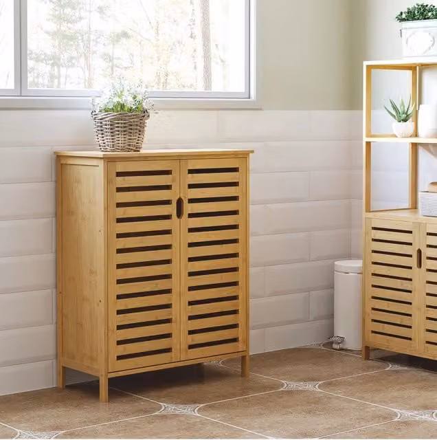 Armadio da bagno in bambù con 2 ante a lamelle e 2 ripiani interni, 68x32x86 cm, colore naturale