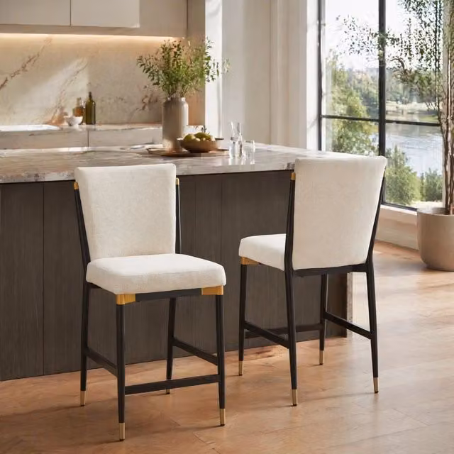 Set di 2 sgabelli da bancone REDOM in tessuto beige con struttura in metallo e poggiapiedi rettangolare in stile scandinavo
