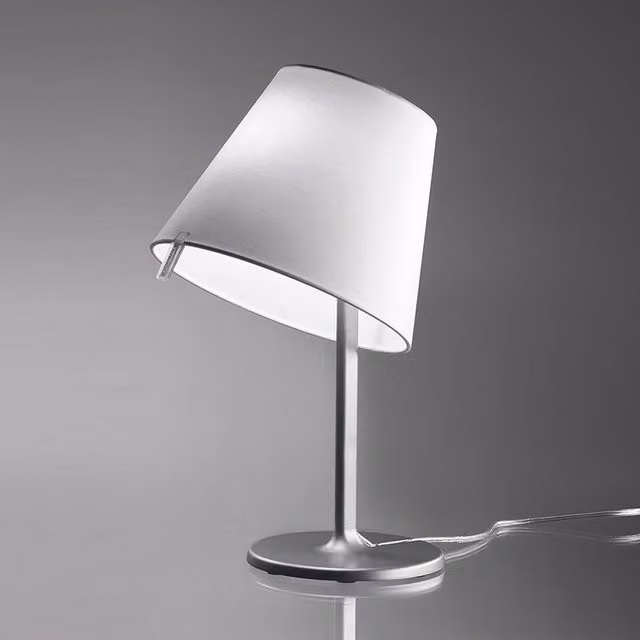 Lampada da tavolo Artemide Melampo Notte in metallo e tessuto bianca con base argentata e attacco E14