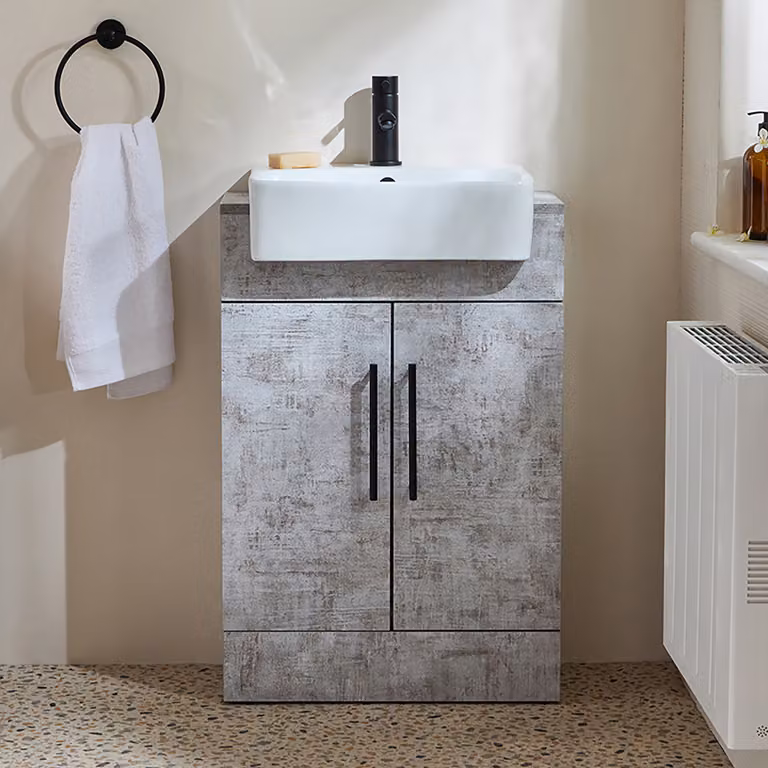Mobile Bagno a Terra Grigio Cemento da 550mm con Lavabo e Maniglie Nere con Barra a T - Cluo