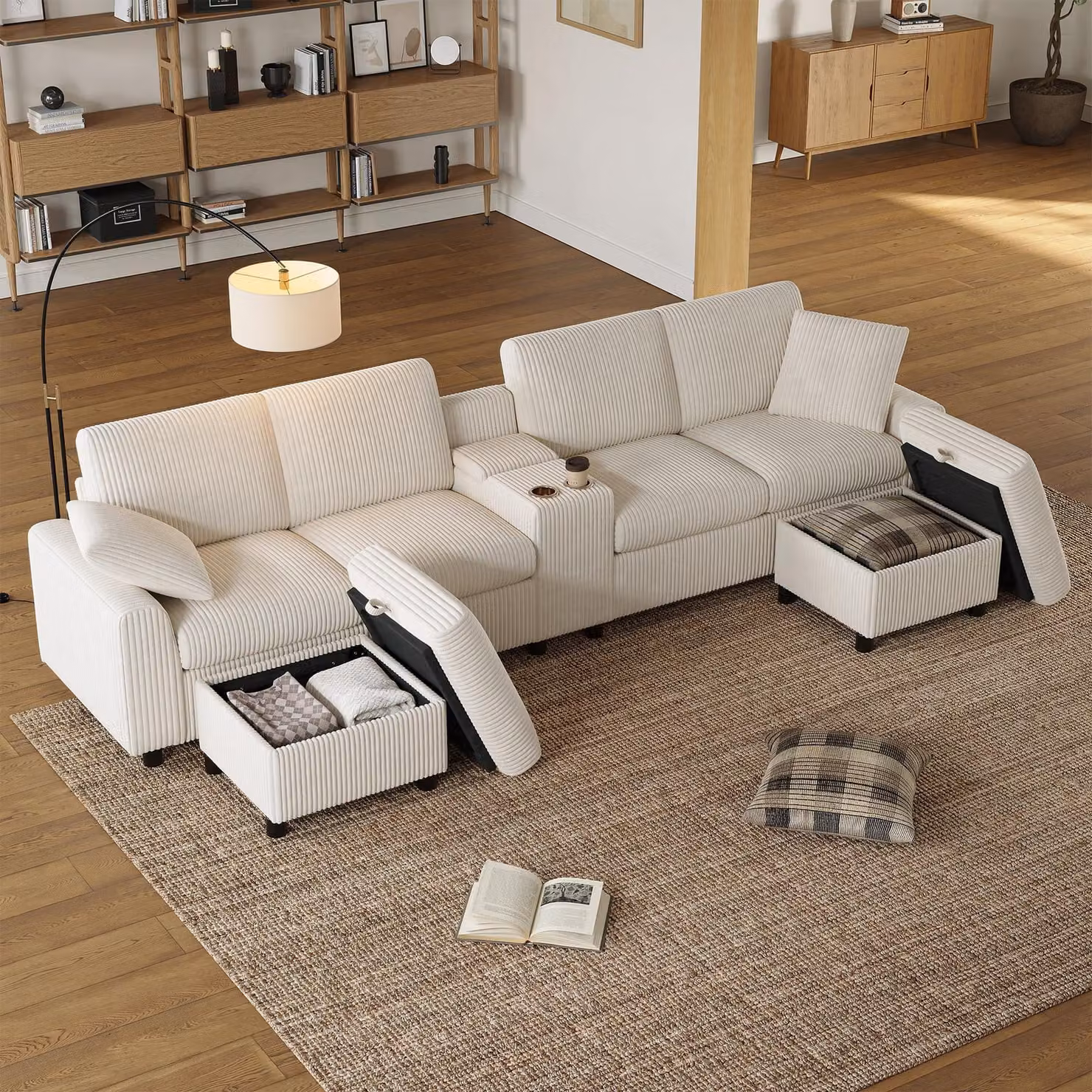 Divano a forma di "U" in velluto, completo di 2 poggiapiedi con funzione di contenitore, tavolino, 2 portabicchieri, 1 porta USB, 2 prese di corrente e 2 connettori di tipo C; colore beige; (L315 x H81 x P135 cm)
