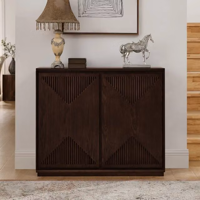 Desviae Mobile contenitore con ante scanalate a V in legno e MDF color noce per soggiorno ingresso cucina e zona caffè