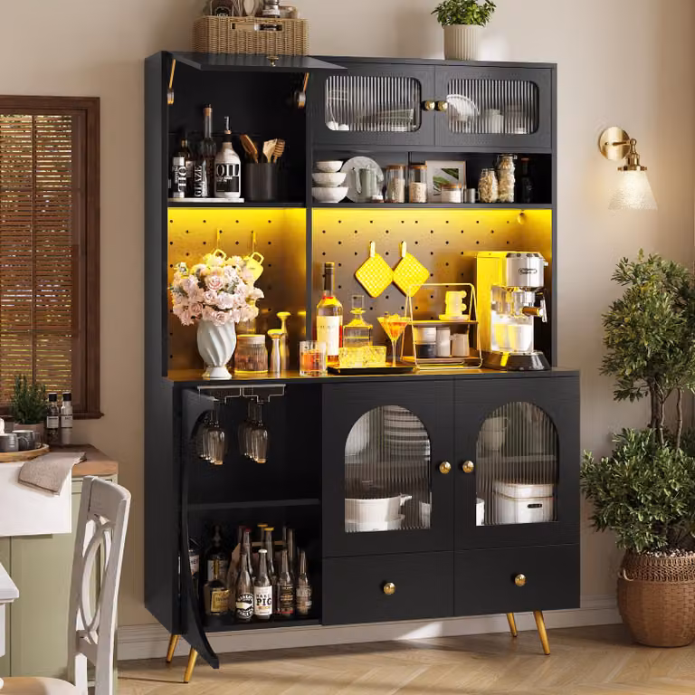 Mobiletto alto oquishe per cucina, credenza laterale con presa di corrente, porta USB e illuminazione a LED – Armadio contenitore con pannello forato e ripiani in vetro, ideale per cucina e soggiorno, colore nero
