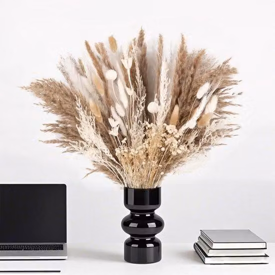 Decorazioni realizzate con erba della pampa essiccata