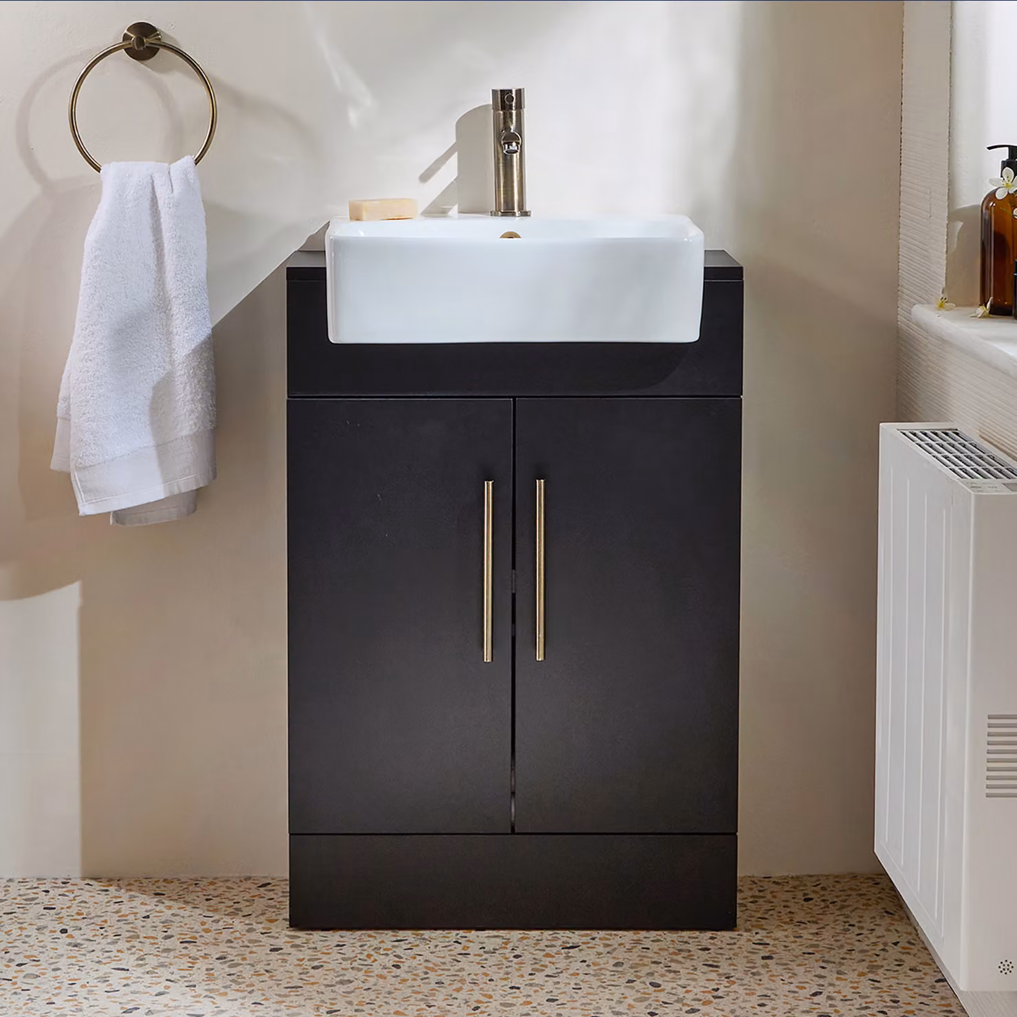 Mobile Bagno a Terra Grigio Nero da 550mm con Lavabo e Maniglie con Barra a T in Ottone Spazzolato - Cluo