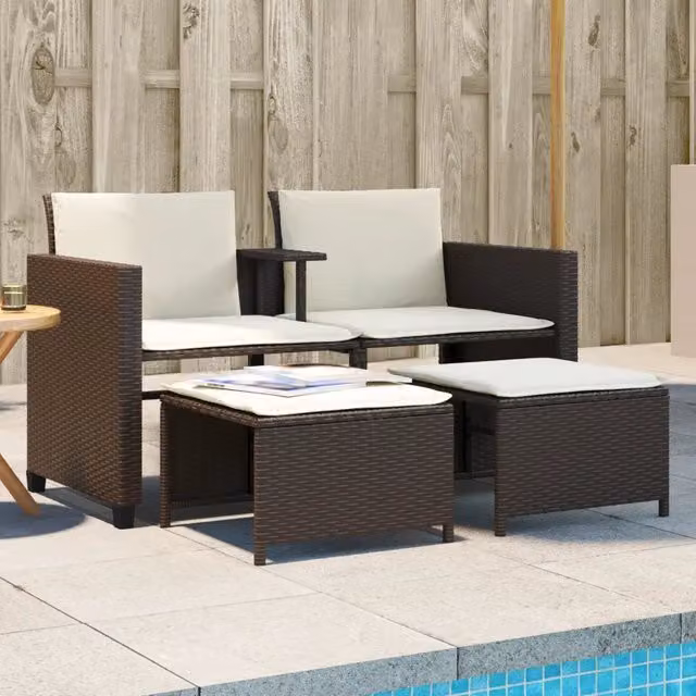 Set da giardino Design Mania composto da divano 2 posti, tavolino e pouf in polyrattan marrone con cuscini bianchi e struttura in metallo