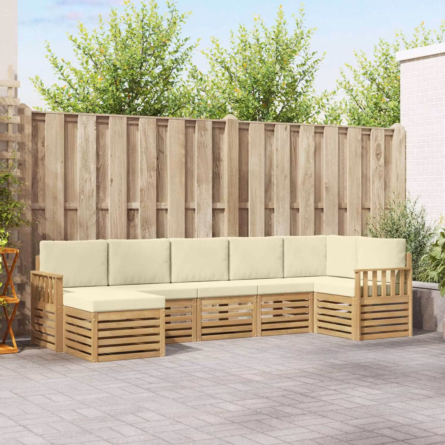 vidaXL Set di divani da esterno a L composto da 7 pezzi in legno di acacia con cuscini Bianco e Beige