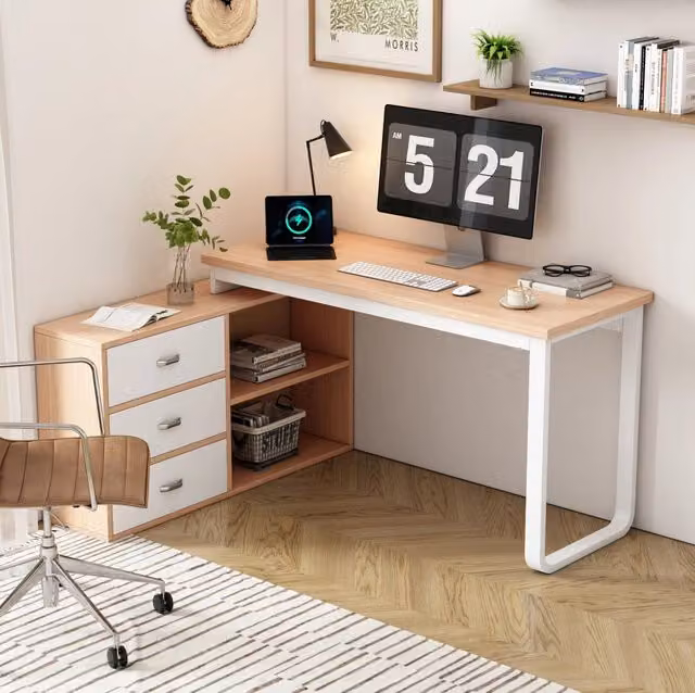 Scrivania moderna con cassetti e vani aperti, finitura naturale e bianco