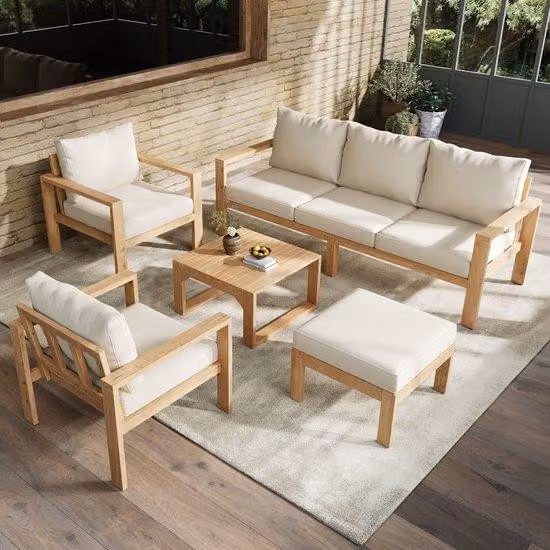 Set di mobili da giardino in legno di quercia per 4-6 persone con panca a tre posti in stile naturale.