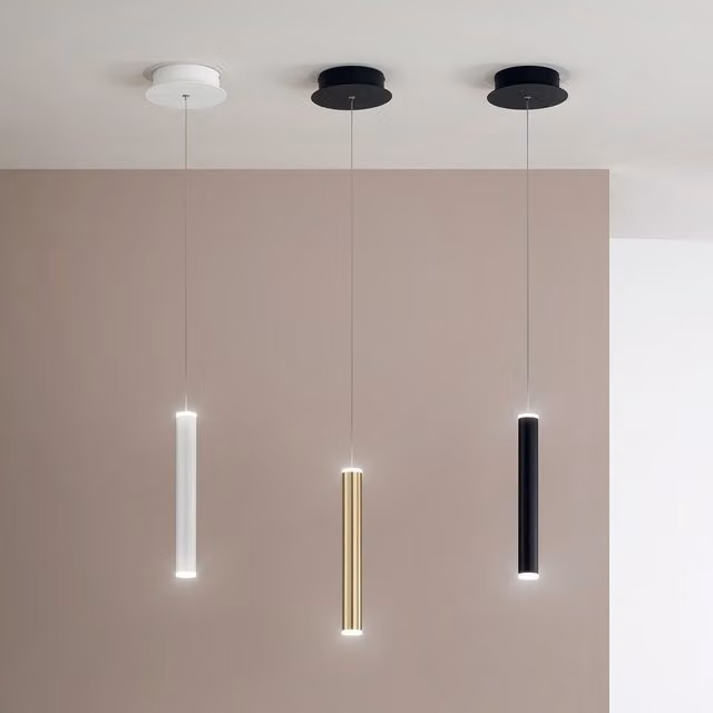 Lampada a sospensione singola Fabas Prado in metallo con LED dimmerabile, disponibile in bianco, nero o oro/ottone