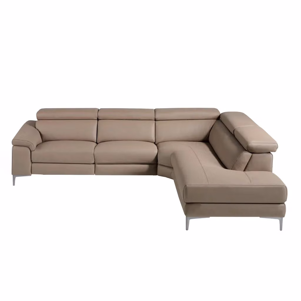 Divano relax moderno Angel Cerdá S.L. con chaise longue destra in pelle beige e marrone, struttura in legno e metallo con poggiatesta regolabile e seduta motorizzata, L/P/H: 295 x 232 x 97 cm – 2