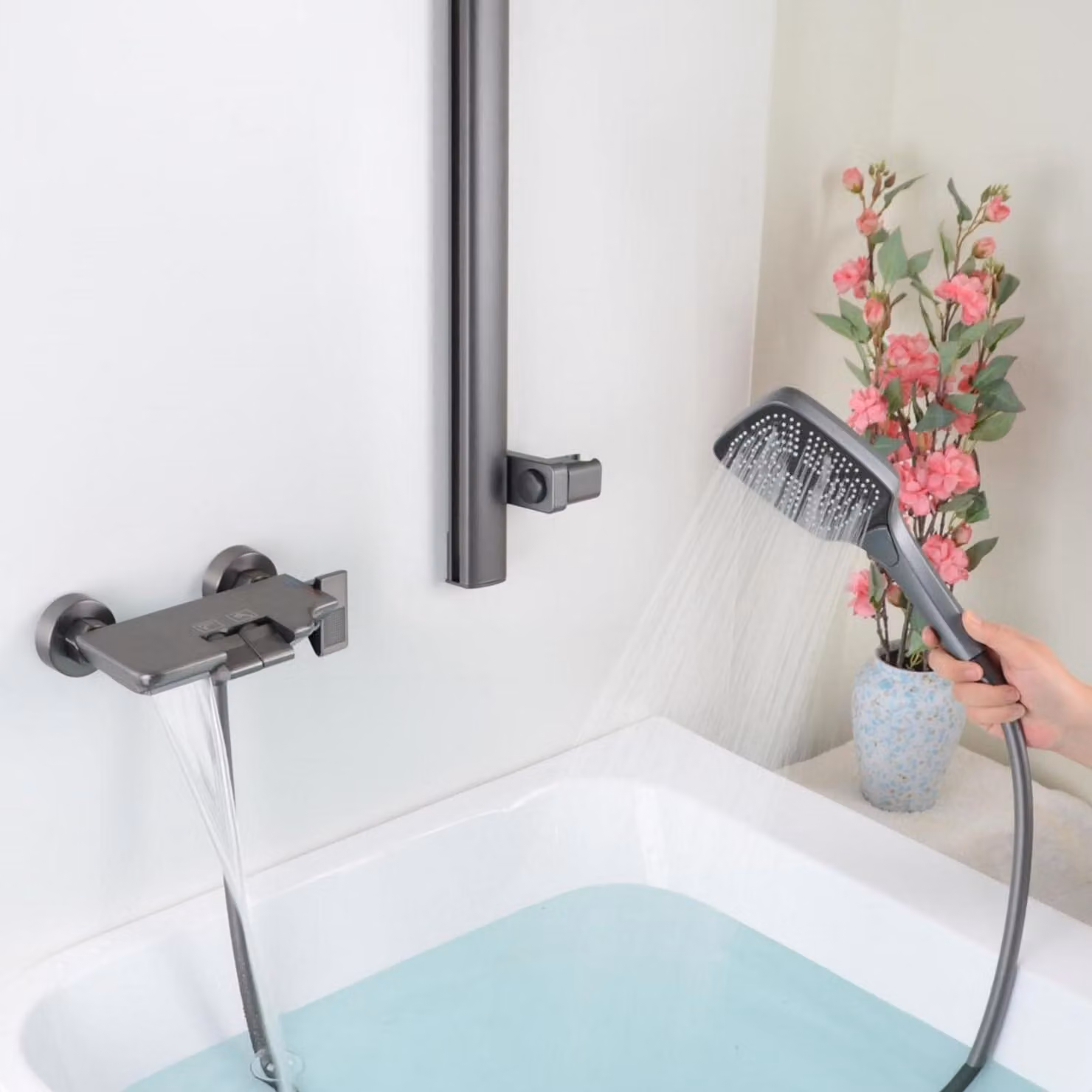 Miscelatore per vasca da bagno con erogatore a cascata e doccetta manuale, montaggio a parete, 3 modalità di erogazione, barra di supporto regolabile, ottone, grigio