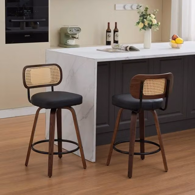 Sgabello da bar girevole OKWISH con schienale in rattan, seduta imbottita in ecopelle nera e gambe in legno stile naturale – 1