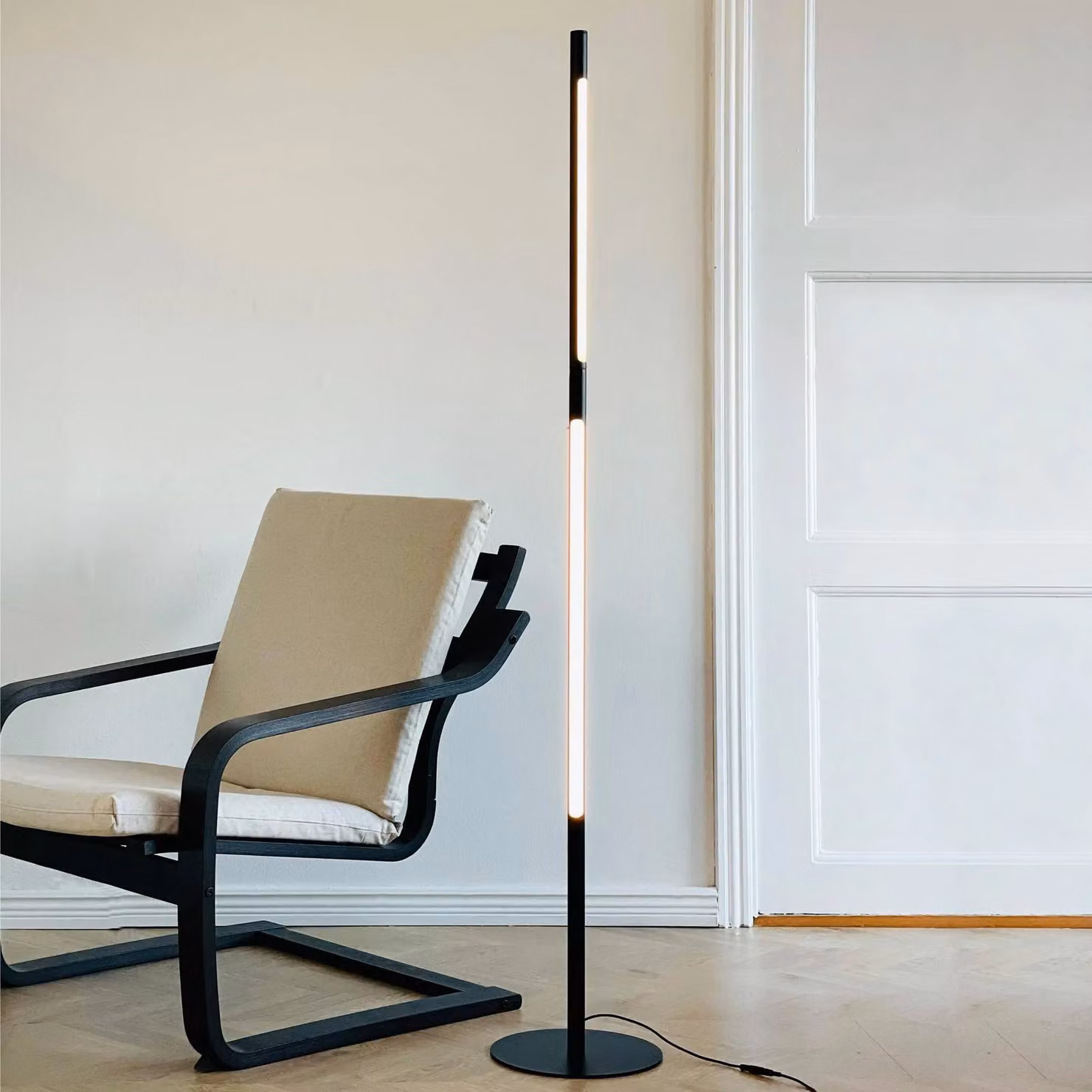 Dyberg Larsen Lampada da terra di design Vagner, dimmerabile, Nero, Soggiorno / Sala da pranzo, Metallo, Design, Lampada da terra