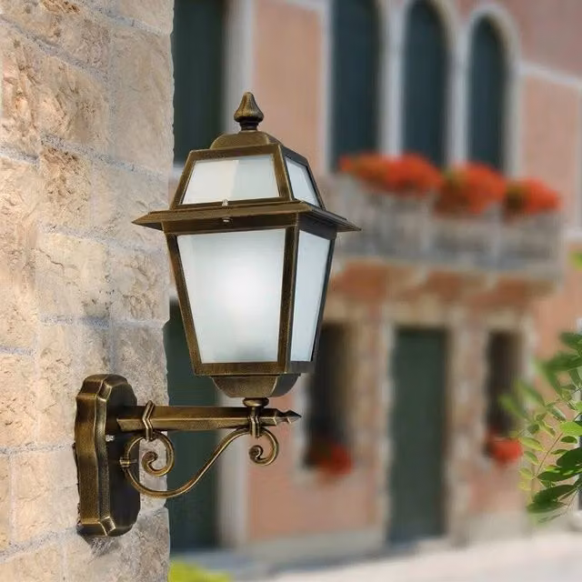 Artemide Lanterna da Parete Classica per Esterno Nero e Oro con Diffusore Sabbiato – 1