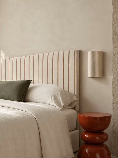 Testiera imbottita Rigole Kenay Home colore terracotta con motivo a righe per camera da letto adulta