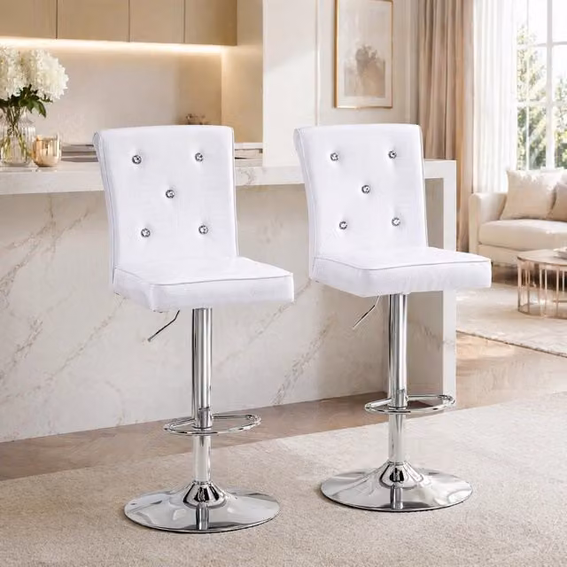 Set di 2 sedie da pranzo Mivray in PVC bianco con effetto pelle di alligatore e dettagli con bottoni cristallo