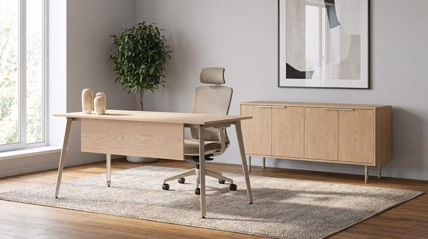 Arredamento da ufficio color beige. Elegante scrivania. Raffinato mobile contenitore