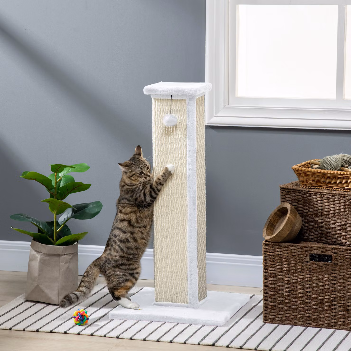Tiragraffi per gatti PawHut con palo in sisal, palla sospesa e base stabile, L/P/H: 41 x 41 x 81 cm, Bianco e Crema – 2